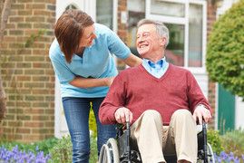 Accompagnement des personnes âgées et des personnes handicapées en dehors de leur domicile.